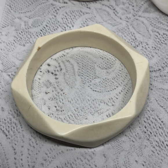 Vintage geometric cream and white bangle bracelets - Picture 2 of 5